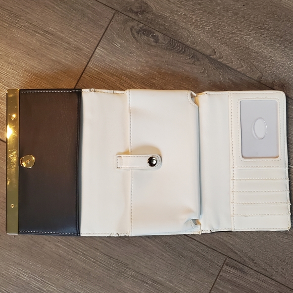 Guess Black and White Crossbody/Clutch Bag with detachable strap. - Picture 5 of 14